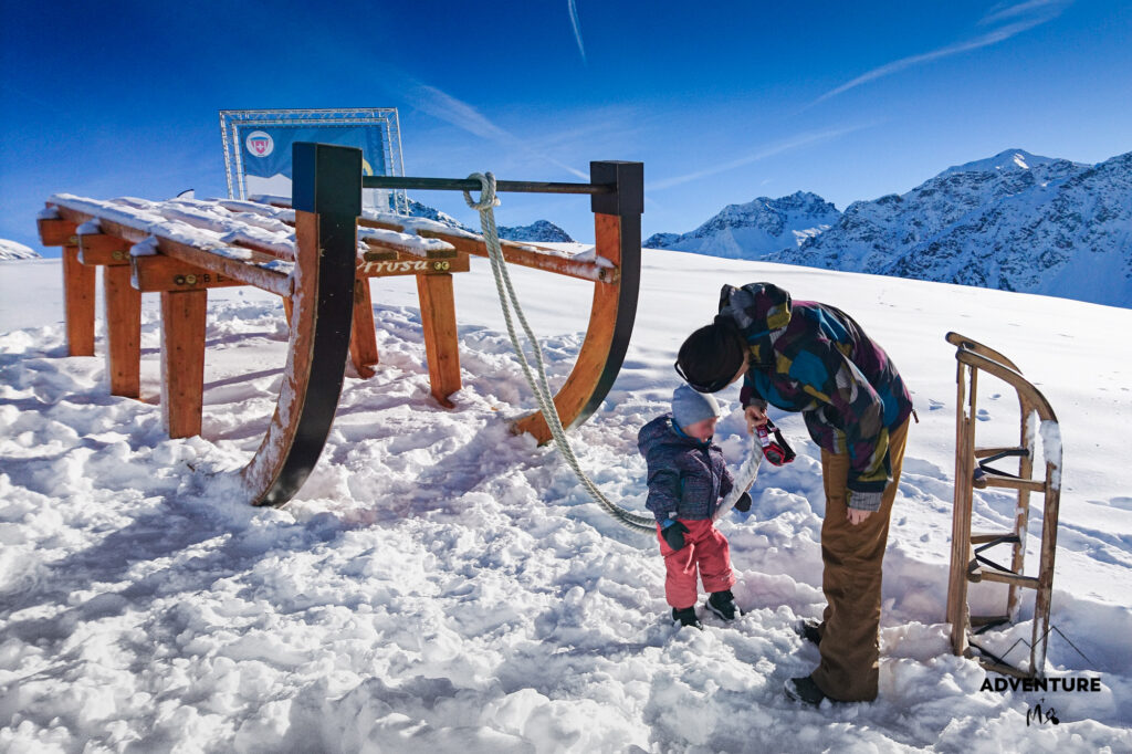 Der Startpunkt der Rodelstrecke Kulm ist mit diesem einfrucksvollen Reisenschlitten markiert.
