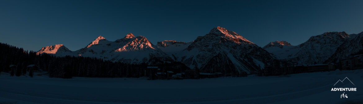 Die Berge um Arosa werden vom Sonnenuntergang beleuchtet