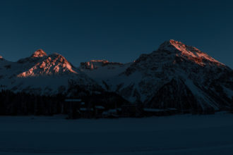 Die Berge um Arosa werden vom Sonnenuntergang beleuchtet