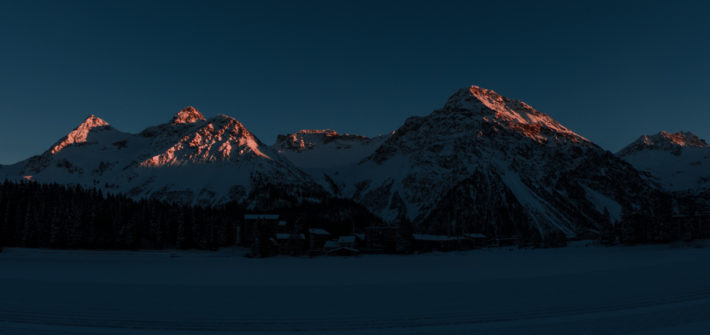 Die Berge um Arosa werden vom Sonnenuntergang beleuchtet