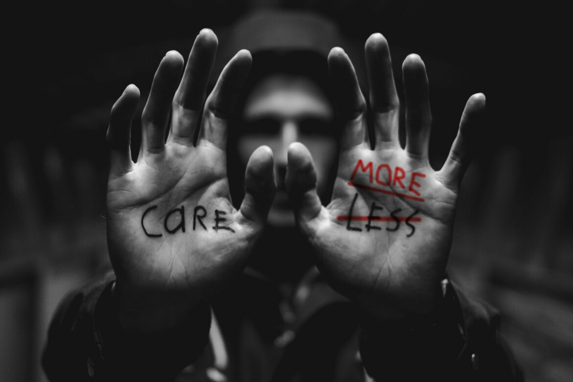 CARE MORE. Originalbild "Care Less" von Mitch Lensink auf Unsplash
