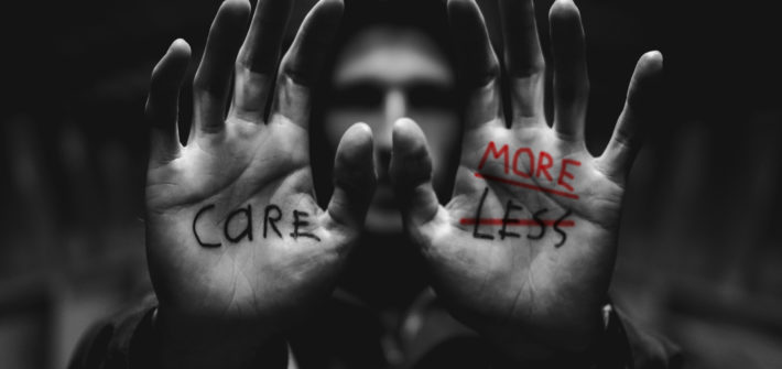 CARE MORE. Originalbild "Care Less" von Mitch Lensink auf Unsplash