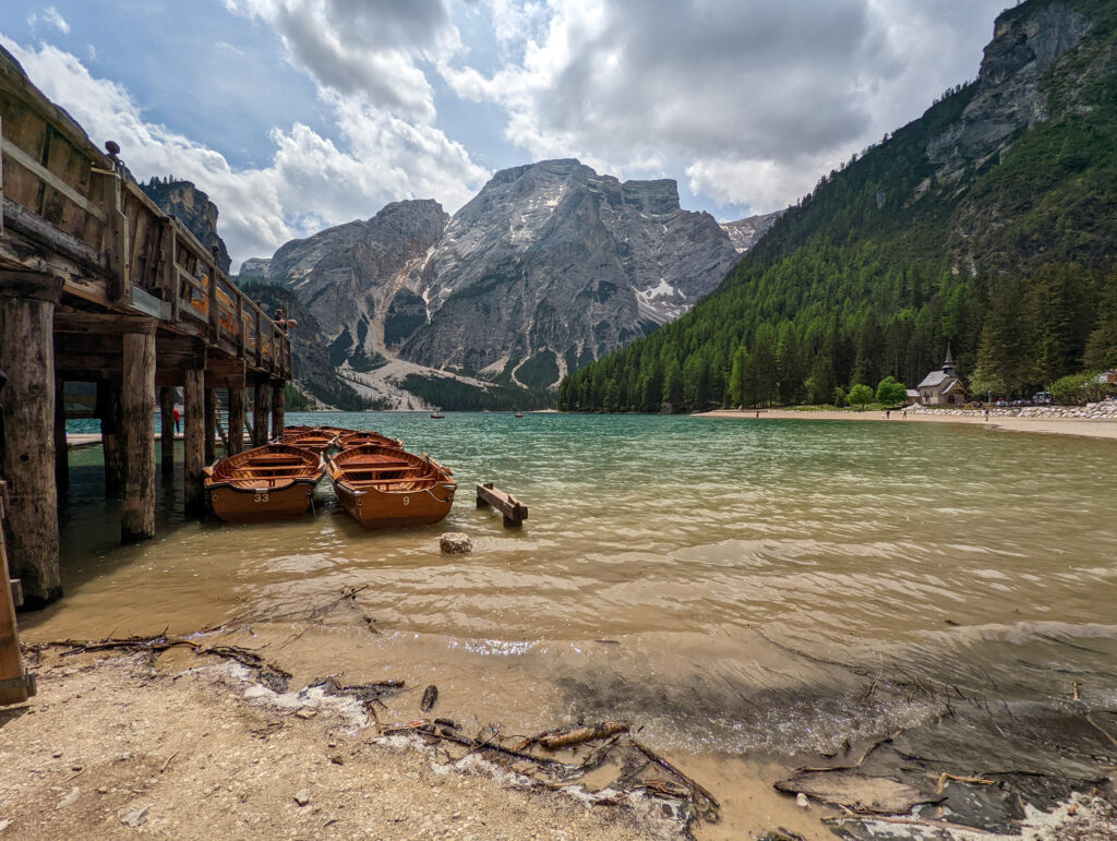 Am dem Pragser Wildsee kann man auch Ruderboote mieten.
