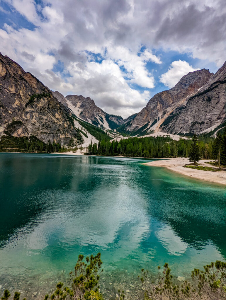 Blick auf den türkisblauen Pragser Wildsee