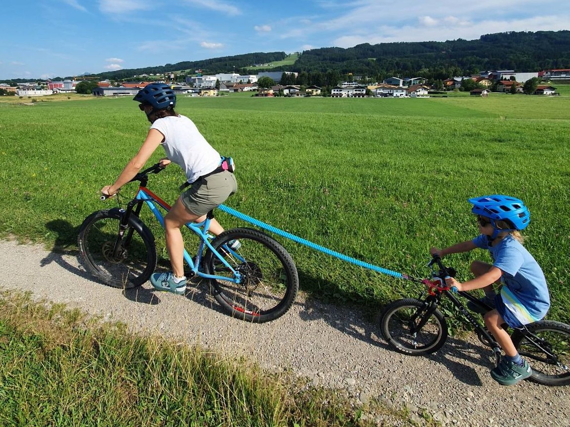 e-Bike fahren mit Kindern mit dem Fahrrad-Abschleppseil
