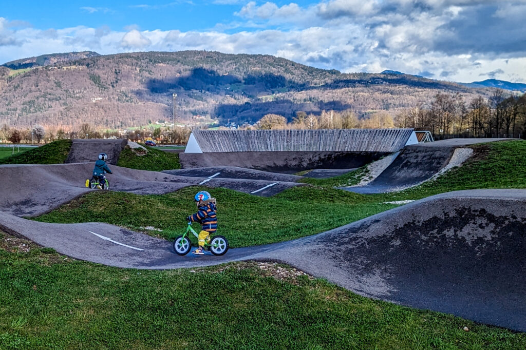 Pumptrack fahren mit dem Laufrad Pumptrack mit Kindern - und sie fahren im Kreis bis sie umfallen.